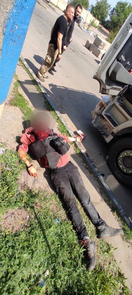 На Луганщині загинув французький журналіст – їхав зняти сюжет про евакуацію людей, але авто було обстріляне окупантами (ФОТО) 13