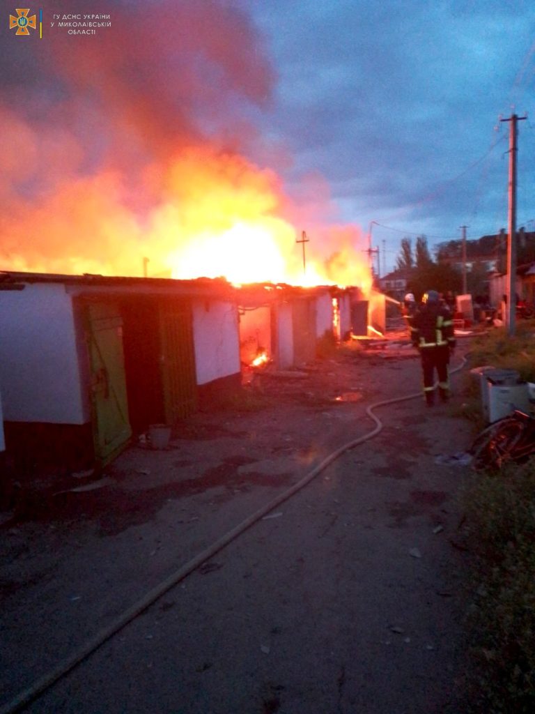 За минулу добу на Миколаївщині внаслідок обстрілів загинуло двоє чоловіків і постраждала жінка. Зведення від рятувальників (ФОТО) 14