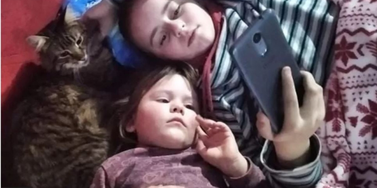 Тарелка супа на троих на ночь и вода из лужи. Как мать с 3 дочками выжили в Мариуполе (ФОТО)