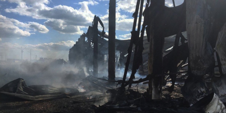 З’ясувалась причина масштабної пожежі, яку бачили у Миколаєві: горіли гаражі у селищі Луч і склад одного з підприємств (ФОТО)