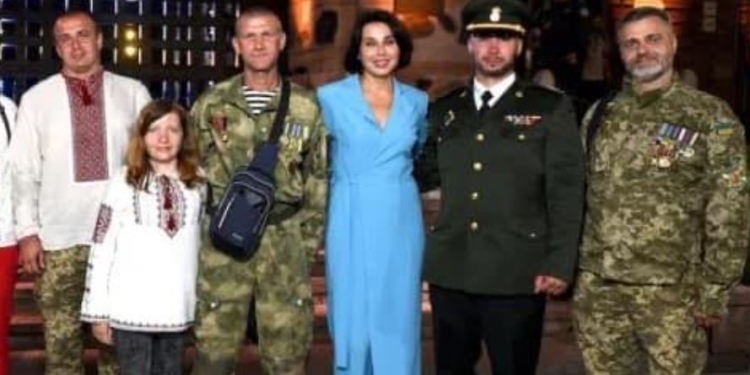 В Берлине агресивные россияне напали на съемочную группу “1+1” и Наталью Мосейчук