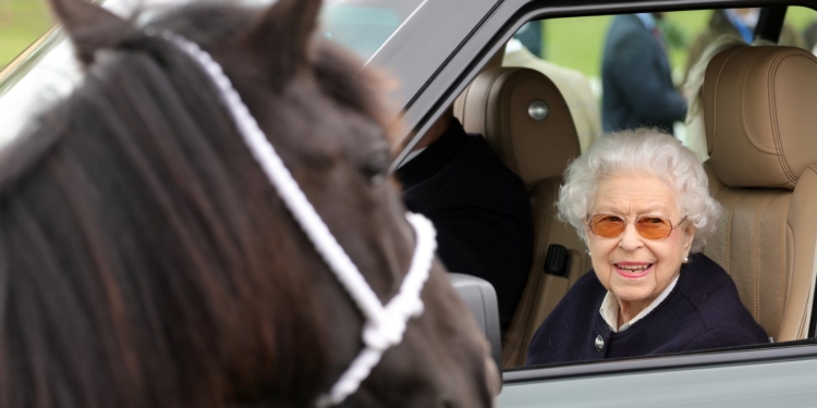 Ну, лошадки, так лошадки. Елизавета II неожиданно появилась на публике и все время улыбалась (ФОТО)