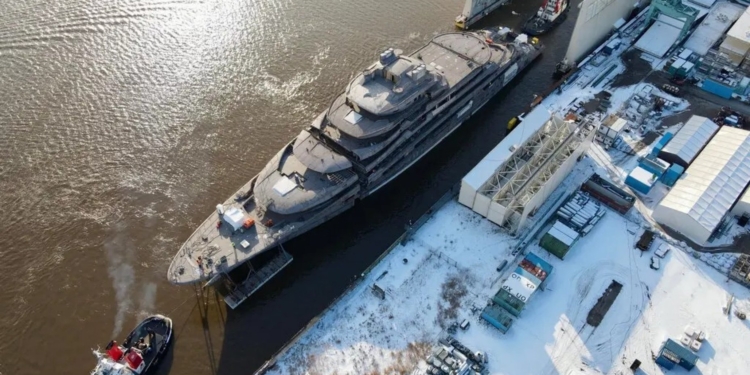 Ахметов решил продать свою яхту, одну из самых больших в мире – ее еще не достроили (ВИДЕО)