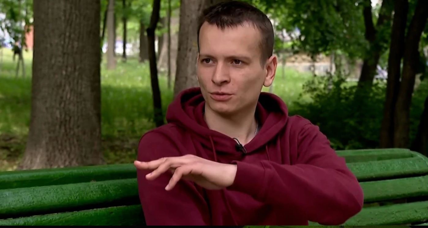 “Девочка семилетняя лежала, в грудной клетке отверстие – видно, как бьется сердце”. Рассказ мариупольского фельдшера (ВИДЕО)