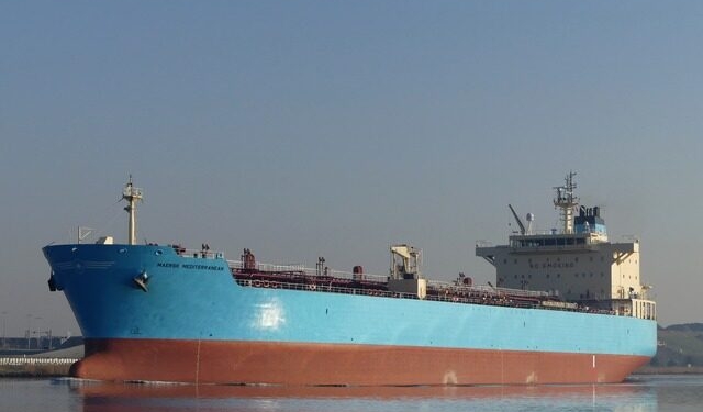 Рашисты подбили сингапурский танкер в порту Николаева (ФОТО)