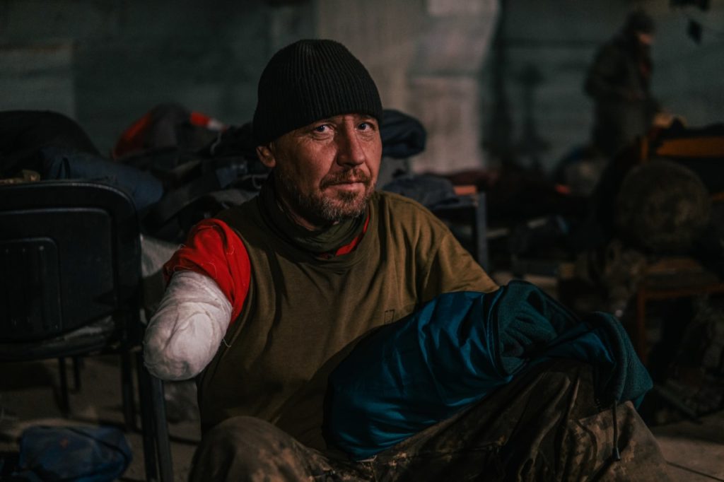 Дивись, світ: полк «Азов» показав поранених захисників Маріуполя у підземеллях «Азовсталі» (ФОТО) 17