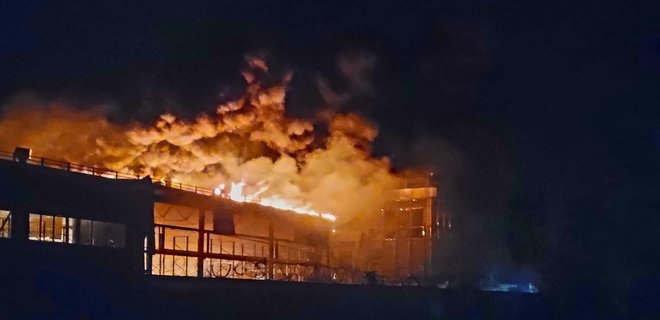 Ночью Одессу обстреляли советскими ракетами: 1 погибший, 5 раненых, разбиты склады, горит ТРЦ (ФОТО)