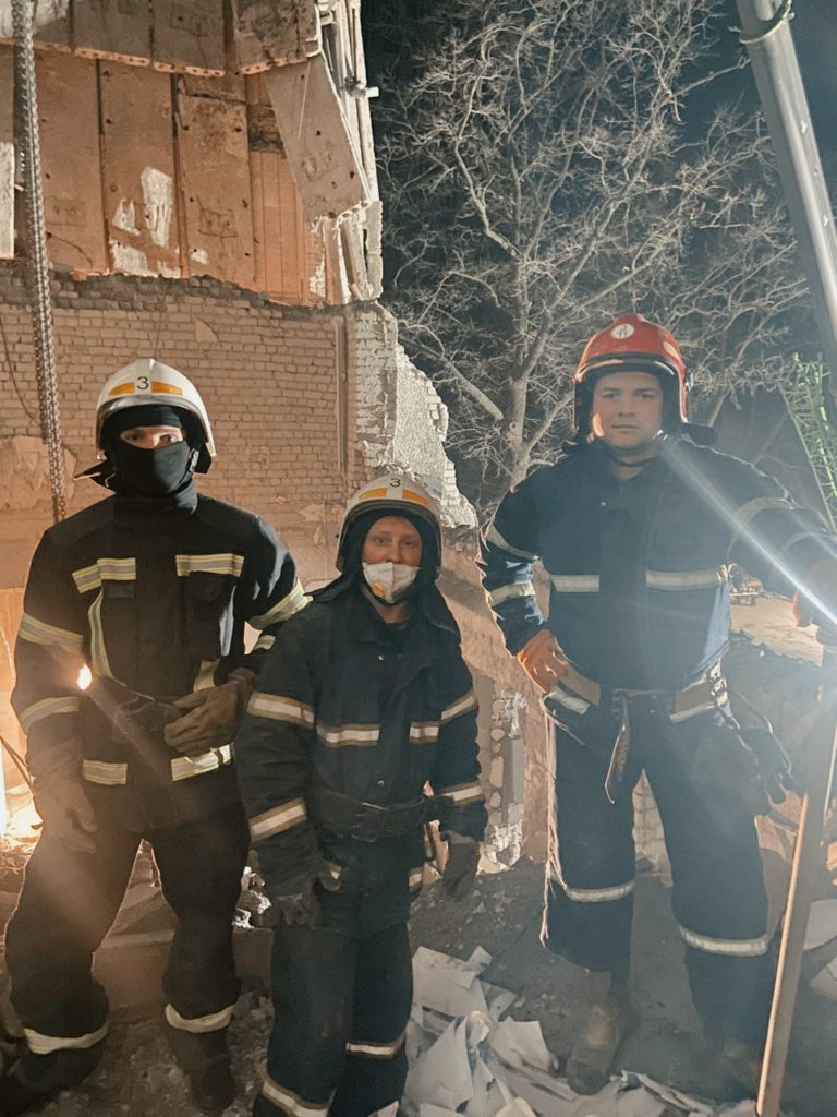 «Ми у себе вдома. Куди нам бігти?»: Як живе Миколаїв під постійними обстрілами окупантів (ФОТО) 25