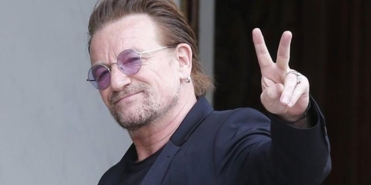 Лидер культовой группы U2 Боно спел для украинцев в метро Киева (ВИДЕО)