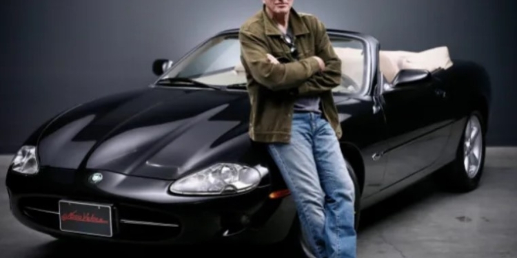 Ричард Гир выставил на продажу свой роскошный Jaguar ради помощи украинцам