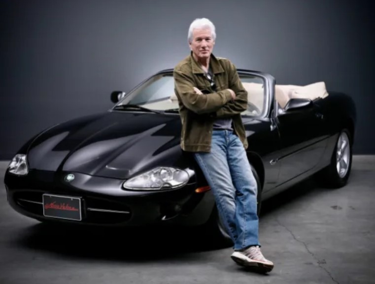 Ричард Гир выставил на продажу свой роскошный Jaguar ради помощи украинцам