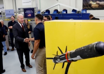 США и партнеры прикрывают спины украинцев – Байден посетил завод, где производят “Джавелины”