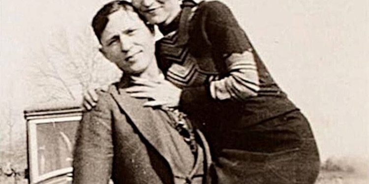 “Наши деды воровали”. На росТВ показали американских грабителей Бонни и Клайда, выдав их за разлученную войной семью (ФОТО)