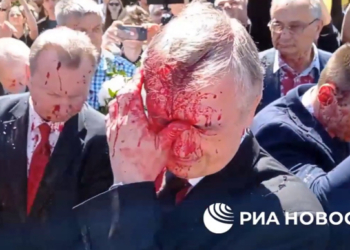 В Польше посла рф облили “кровью” (ВИДЕО)