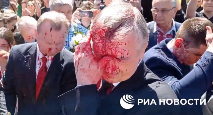 В Польше посла рф облили “кровью” (ВИДЕО)