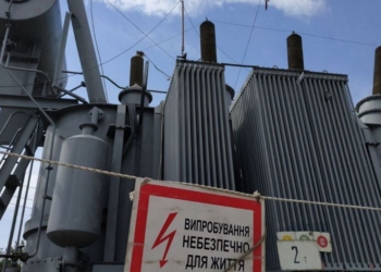 Бригада Миколаївобленерго потрапила під артобстріл під час відновлення постачання електрики в місто