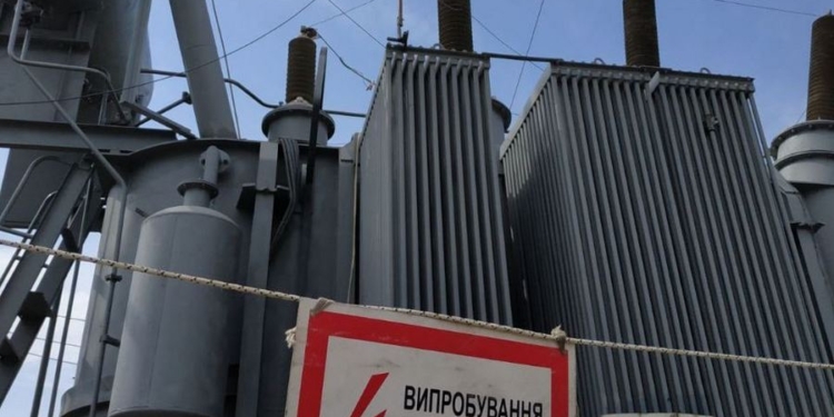 Бригада Миколаївобленерго потрапила під артобстріл під час відновлення постачання електрики в місто