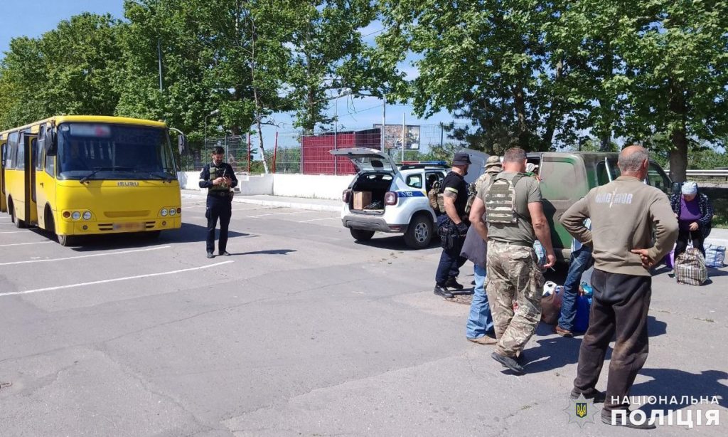 На Миколаївщині поліцейські офіцери громад супроводжують гуманітарні вантажі та евакуаційні рейси (ФОТО) 13