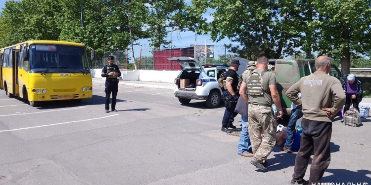 На Миколаївщині поліцейські офіцери громад супроводжують гуманітарні вантажі та евакуаційні рейси (ФОТО)