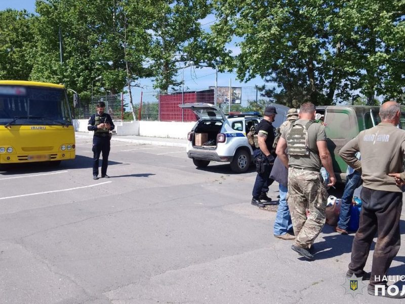 На Миколаївщині поліцейські офіцери громад супроводжують гуманітарні вантажі та евакуаційні рейси (ФОТО)
