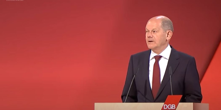 “Путин не оставил нам другого выбора”: Шольц о поставках немецкого оружия Украине (ВИДЕО)