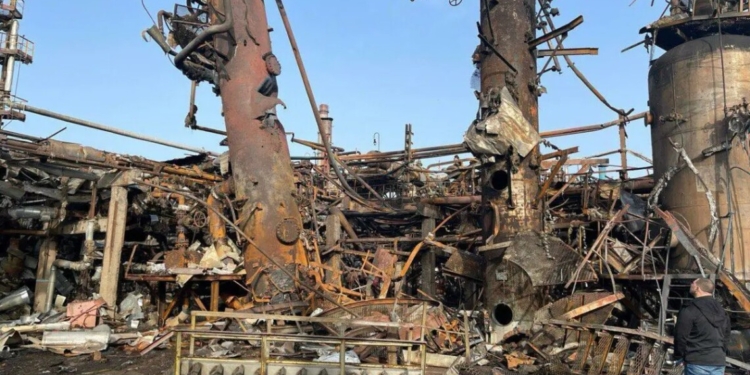 Рашисты снова обстреляли ракетами Кременчугский НПЗ