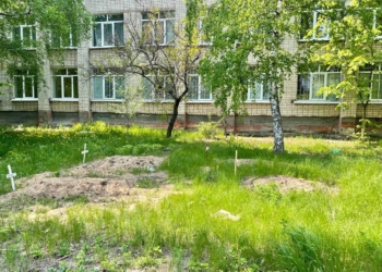 В Мариуполе продолжают умирать люди – на месте эксгумированных могил во дворах сразу возникают новые. Что происходит?