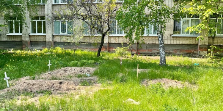 В Мариуполе продолжают умирать люди – на месте эксгумированных могил во дворах сразу возникают новые. Что происходит?