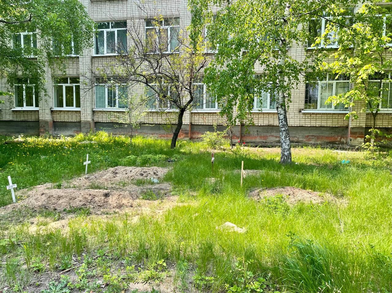 В Мариуполе продолжают умирать люди – на месте эксгумированных могил во дворах сразу возникают новые. Что происходит?