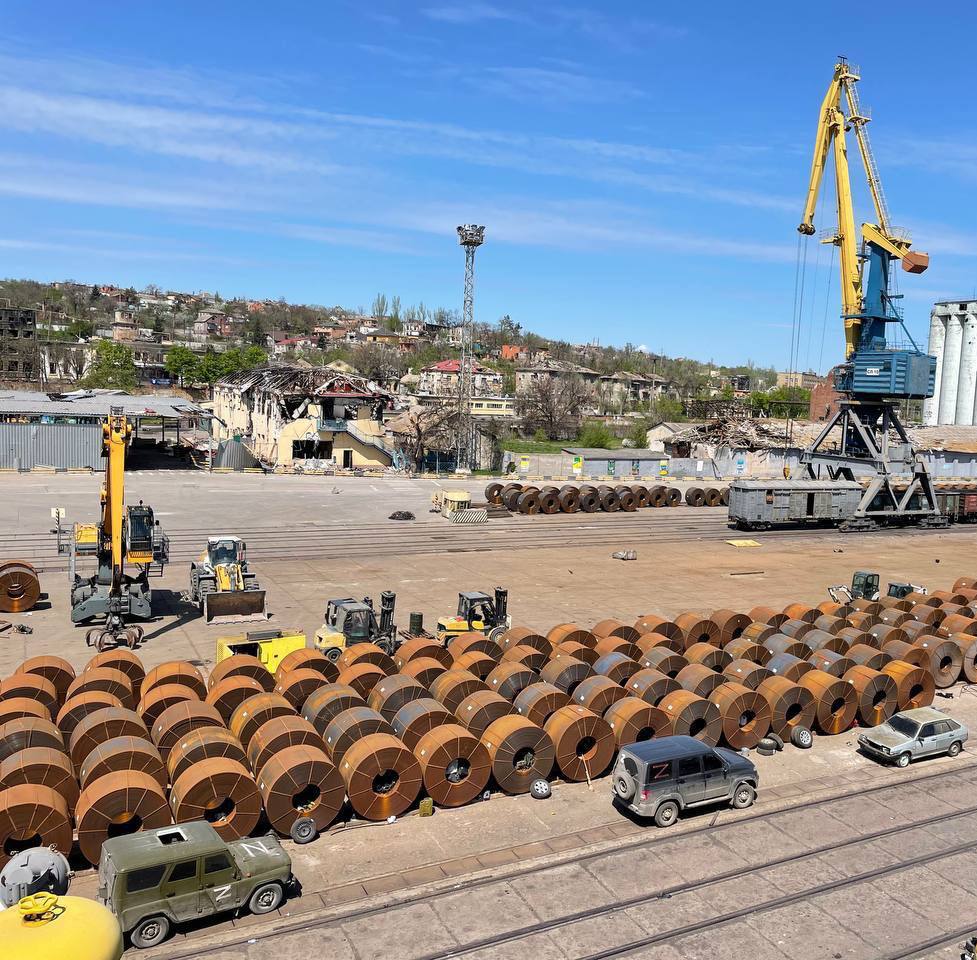 Рашисты заявили об открытии гумкоридора из Мариупольского порта - хотят вывезти наше зерно и металл (ФОТО) 1