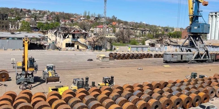 Рашисты заявили об открытии гумкоридора из Мариупольского порта – хотят вывезти наше зерно и металл (ФОТО)