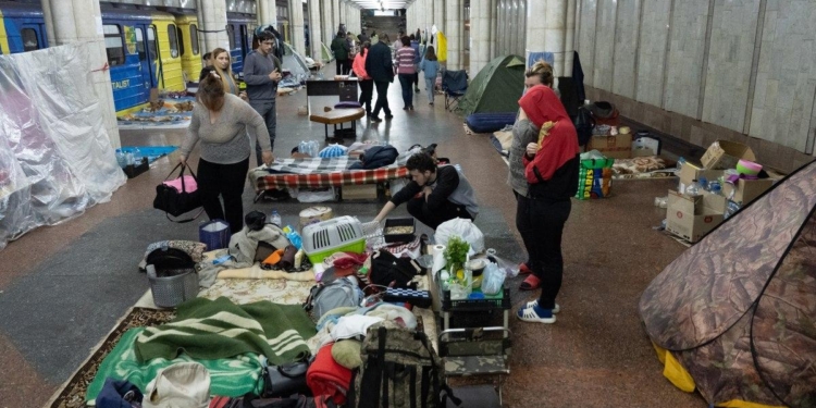Многие жители Харькова до сих пор не решаются покидать бомбоубежища в метрополитене – мэр