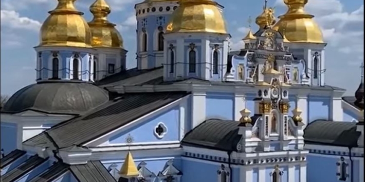 Звонарь Михайловского Златоверхого монастыря исполнил “Ой, у лузі червона калина…” (ВИДЕО)