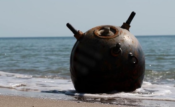 В Одессе взорвали мину, которую выбросило на берег (ФОТО, ВИДЕО)