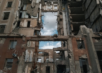 «Ми у себе вдома. Куди нам бігти?»: Як живе Миколаїв під постійними обстрілами окупантів (ФОТО)