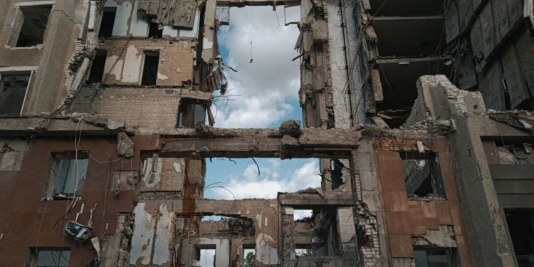 «Ми у себе вдома. Куди нам бігти?»: Як живе Миколаїв під постійними обстрілами окупантів (ФОТО)