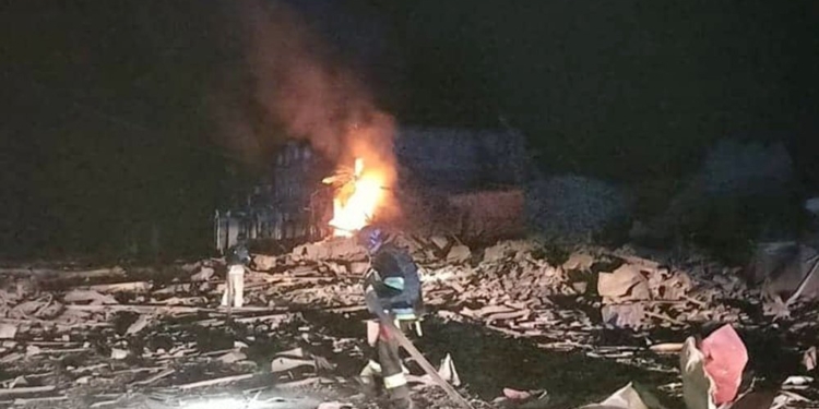 У Новому Бузі вналідок обстрілів горіли аптека і магазин (ФОТО)