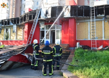 Внаслідок ворожого обстрілу на пр.Центральному в Миколаєві горіли 2 магазини (ФОТО)