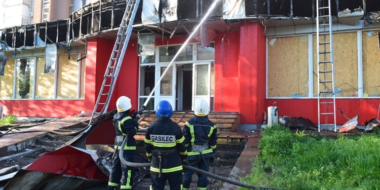 Внаслідок ворожого обстрілу на пр.Центральному в Миколаєві горіли 2 магазини (ФОТО)