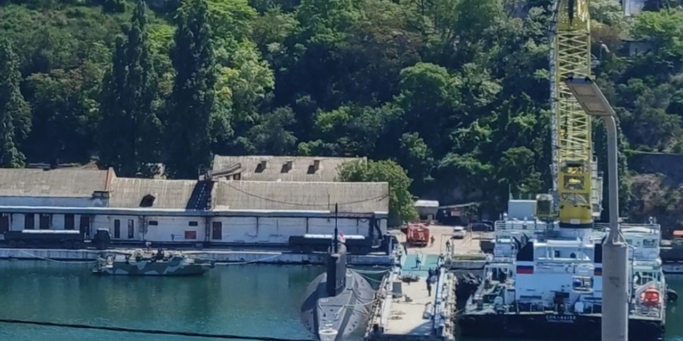 В Севастополе на подлодки грузят ракеты “Калибр” (ФОТО)