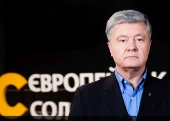 З третьої спроби. Порошенко виїхав за кордон, перед тим звернувся до Зеленського