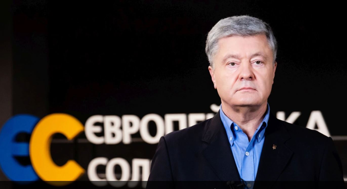 З третьої спроби. Порошенко виїхав за кордон, перед тим звернувся до Зеленського