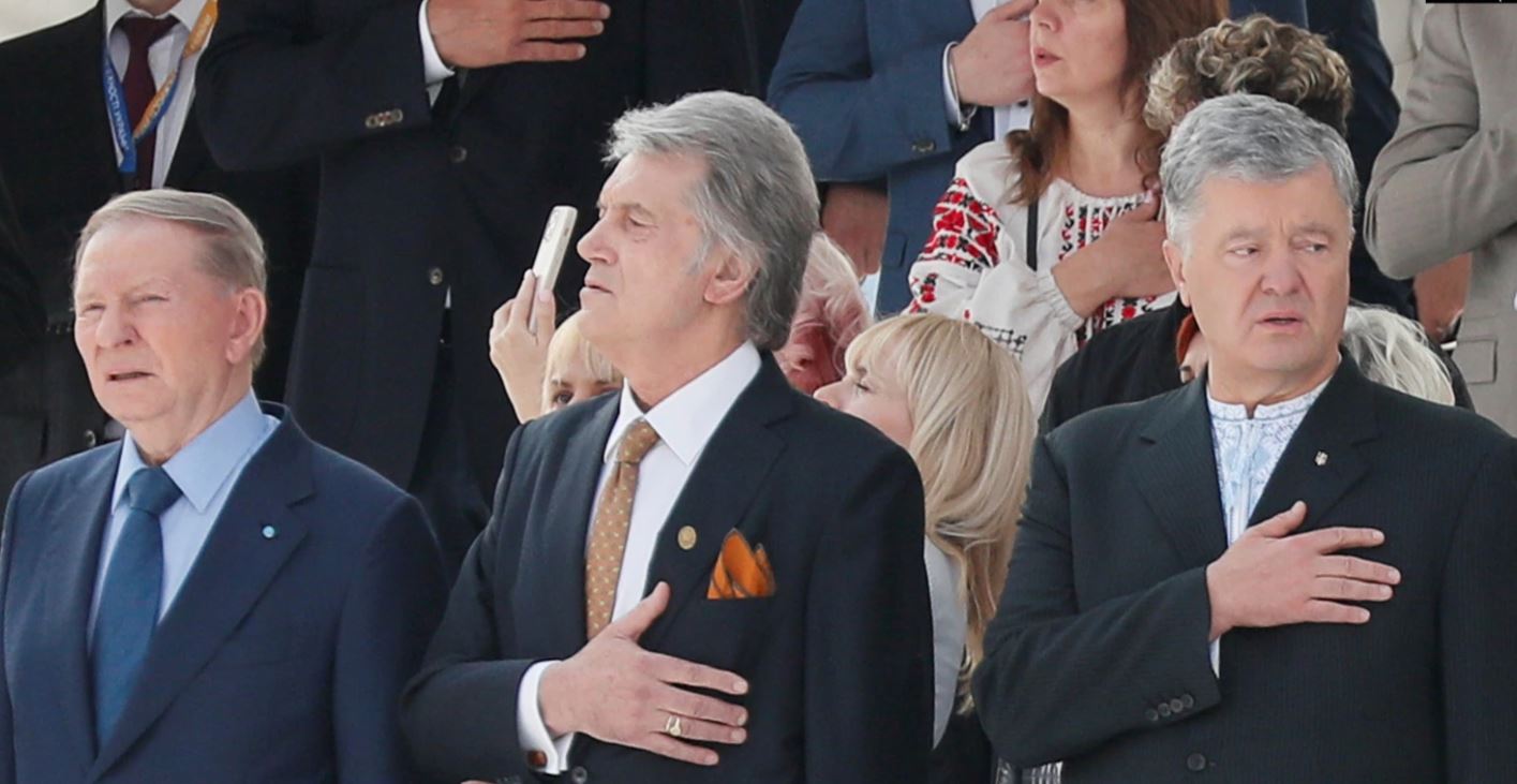 “Это попытка кровавой мести и расправы россиян над теми, кто победил их силой духа и силой воли”, – 3 президента Украины просят мир спасти гражданских и военных с “Азовстали”