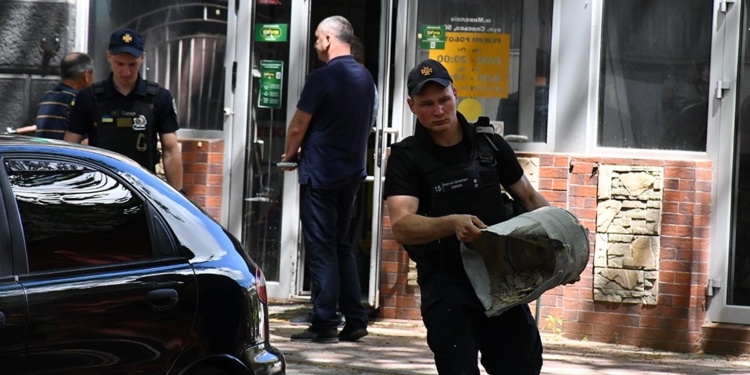 От мебельного до аптеки. Спасатели в Николаеве собирают части ракеты после утреннего обстрела (ФОТО)