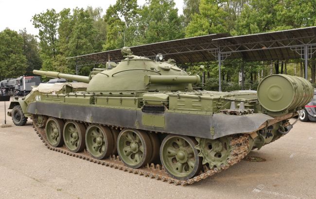 Оккупанты снимают с хранения устаревшие танки Т-62 для отправки в Украину