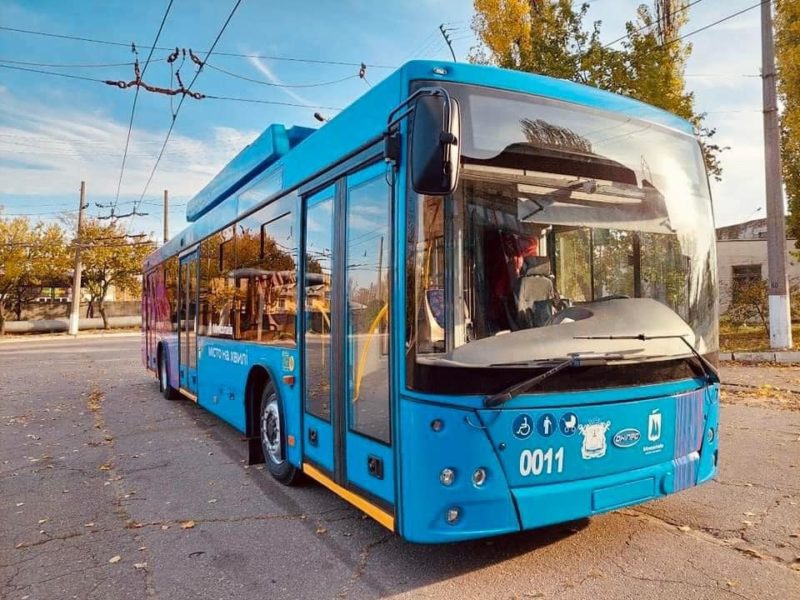 У Миколаєві тролейбуси ходитимуть тільки до автовокзалу – внаслідок обстрілів пошкоджена контактна мережа