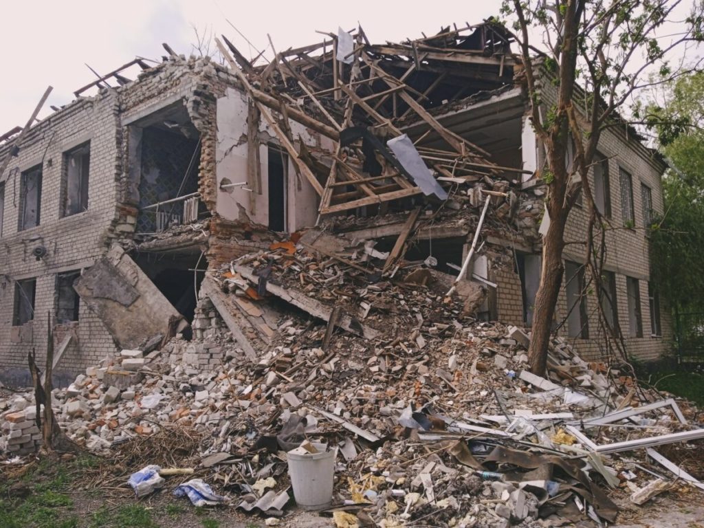 «Ми у себе вдома. Куди нам бігти?»: Як живе Миколаїв під постійними обстрілами окупантів (ФОТО) 21
