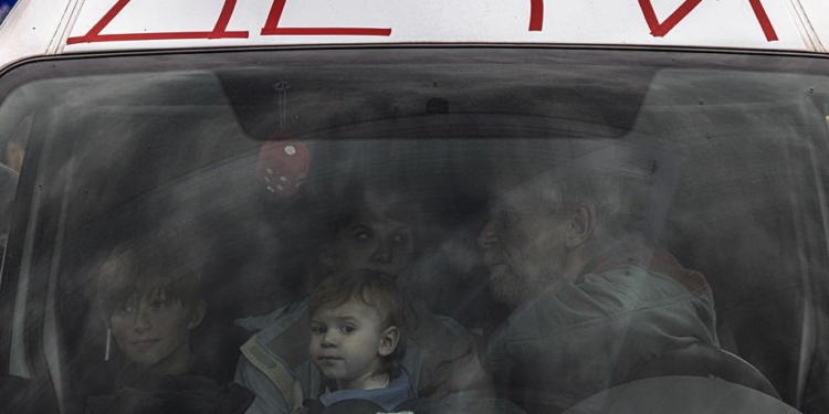 Як мешканці окупованого Херсону виїздять з міста: “Кожен блокпост – це лотерея”