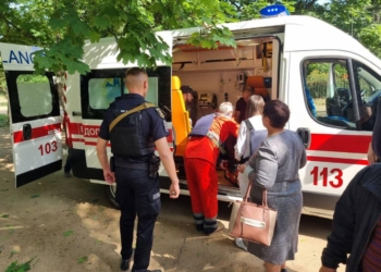 Утренний обстрел Николаева: одна из ракет взорвалась во дворе многоэтажного дома в 20 м от детсада, есть раненые (ФОТО)