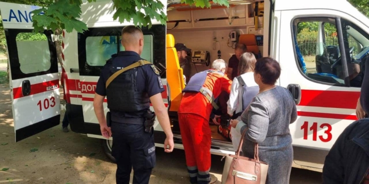 Утренний обстрел Николаева: одна из ракет взорвалась во дворе многоэтажного дома в 20 м от детсада, есть раненые (ФОТО)